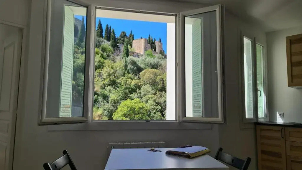 CASSIS CENTRE au coeur du village, magnifique T2 avec vue imprenable sur le château de Cassis