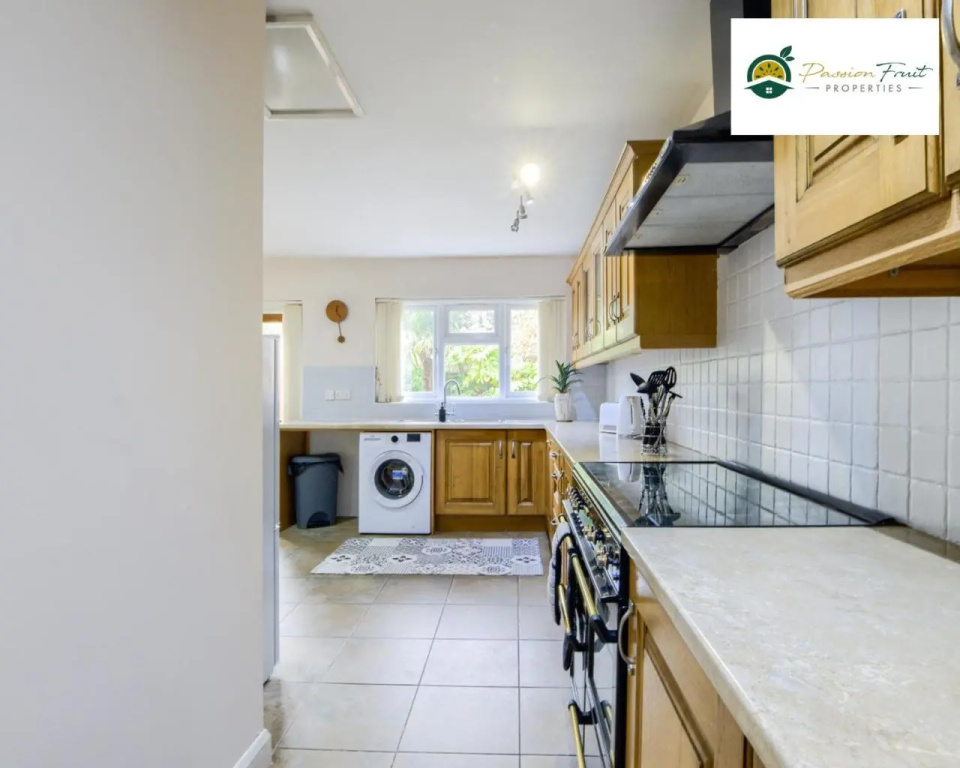 3 Bedroom House By Passionfruitproperties Near Coventry & Warwickshire Hospital With Free Wi-fi, driveway & Garden, DSC