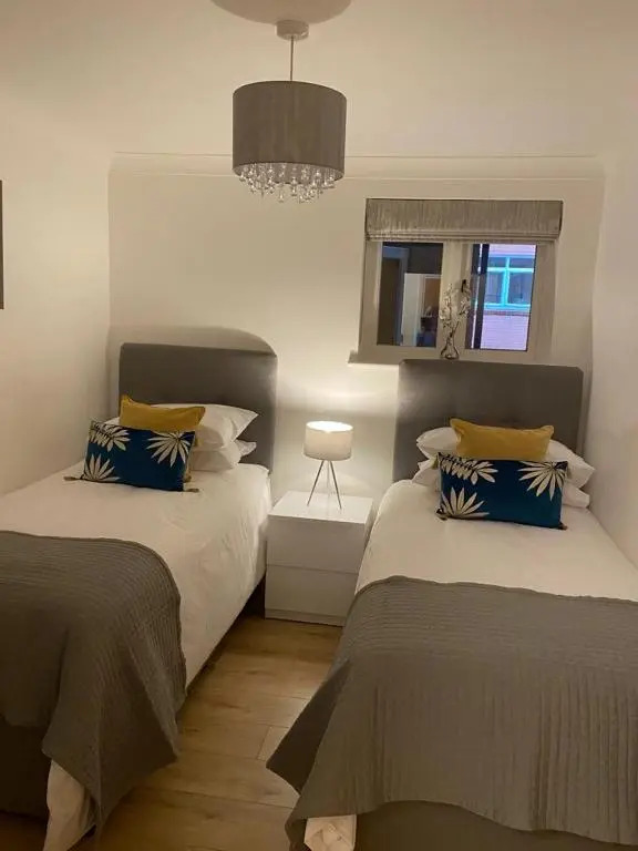 GS - Luxury, modern town centre, 2 beds, free parking for one vehicle