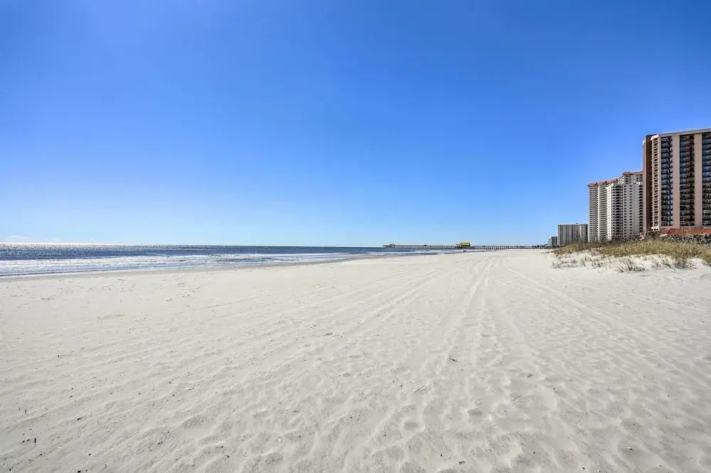 Private Deck & Pool Access: Myrtle Beach Getaway!