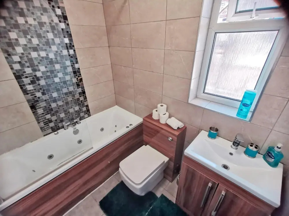 Charming 4-bed House in Manchester