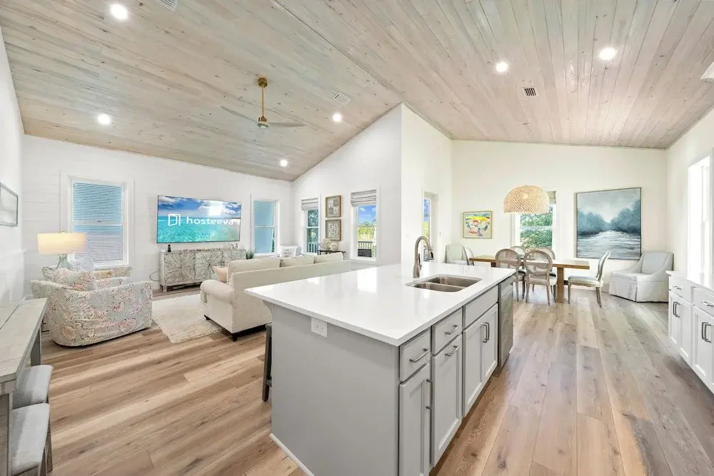 Luxury 4BR, Across street from beach, Sleeps 10!