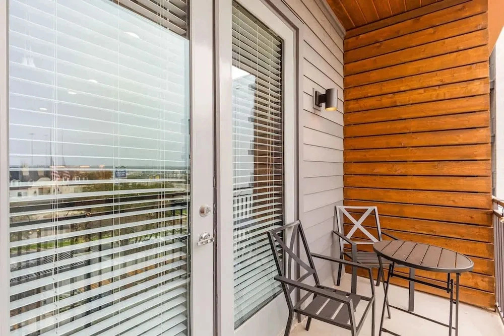 12 Min to Downtown Pool Balcony Free Parking