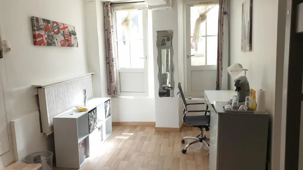 Chambres Poitiers Centre Ville - Salle de Bain, Réfrigérateur, TV et machine à café privatifs - Cuisine commune - Terrasse - Hôtel de ville à 200m