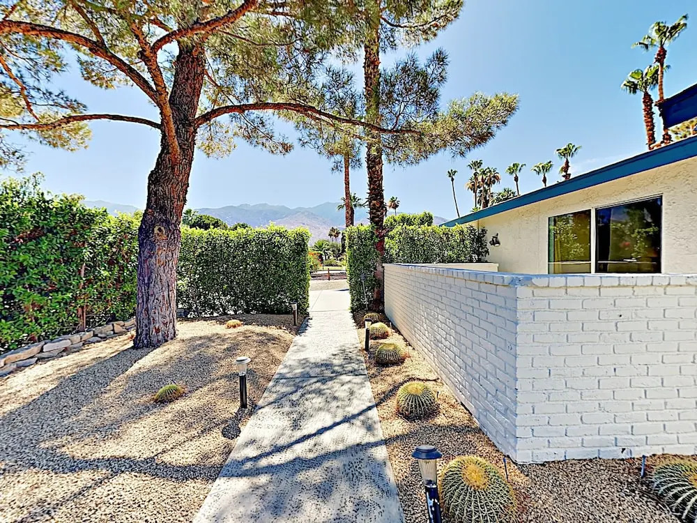 Contemporary - 5 Br Home