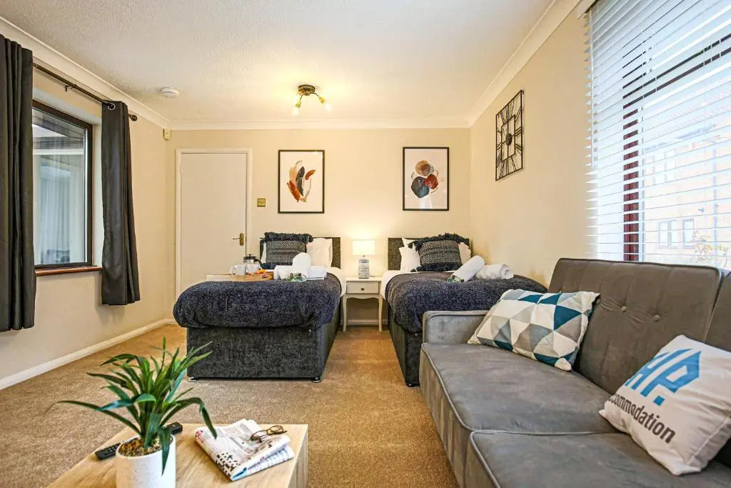 Two Bedroom Bungalow in Milton Keynes by HP Accommodation - Free WiFi & Parking