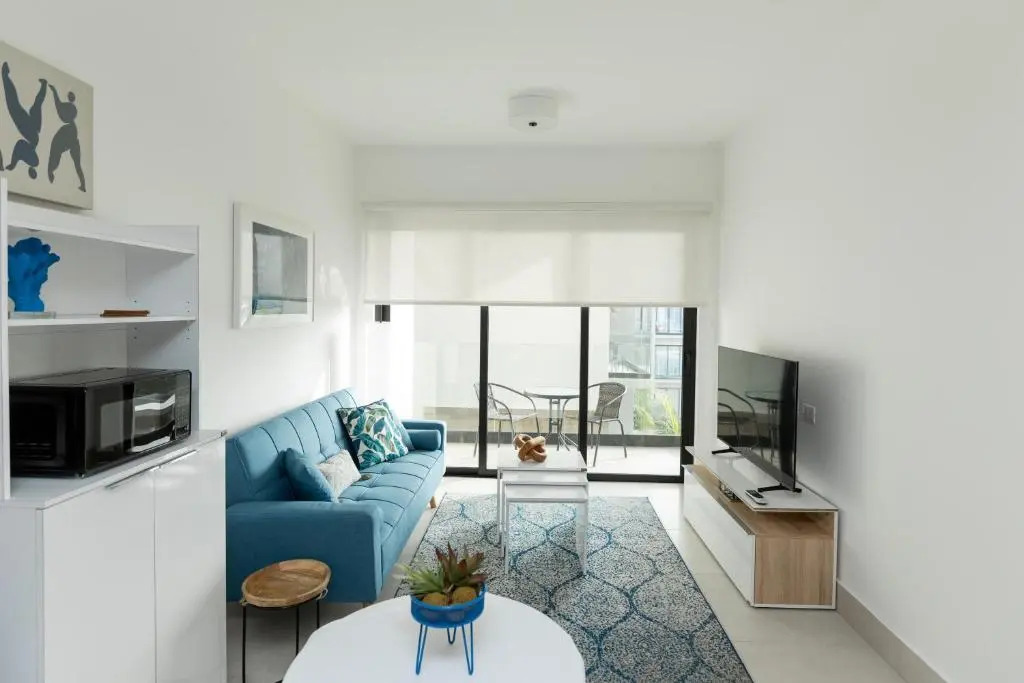 1 Bedroom Apt with Pool, 5 Minutes From Beach