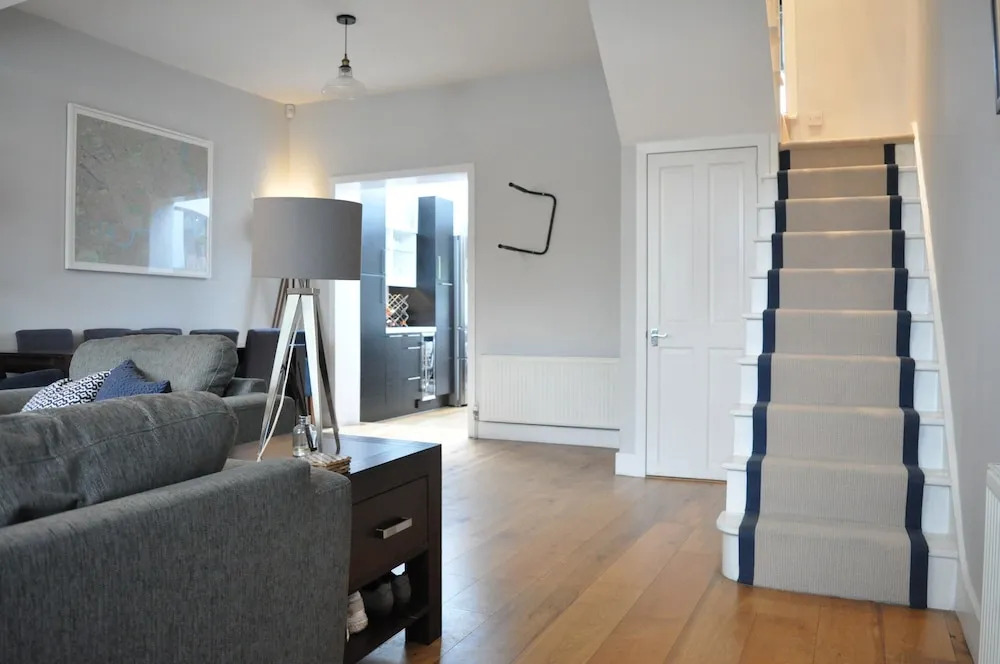 Modern 2 Bedroom House With Patio in Battersea