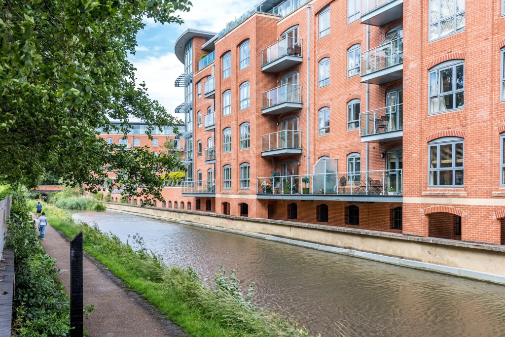 Modern 2 Bedroom Apartment in Popular Jericho
