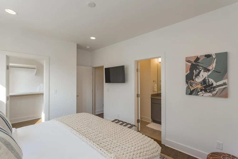 Bach Plex Sleep up to 48! Downtown Views & Tons of Outdoor Space!