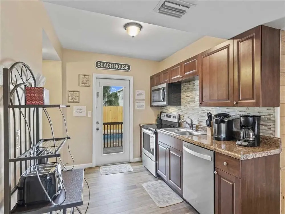 Mangrove Breeze, 3 Bedroom, Fenced Yard, Pets, Walk to Beach, Sleeps 10