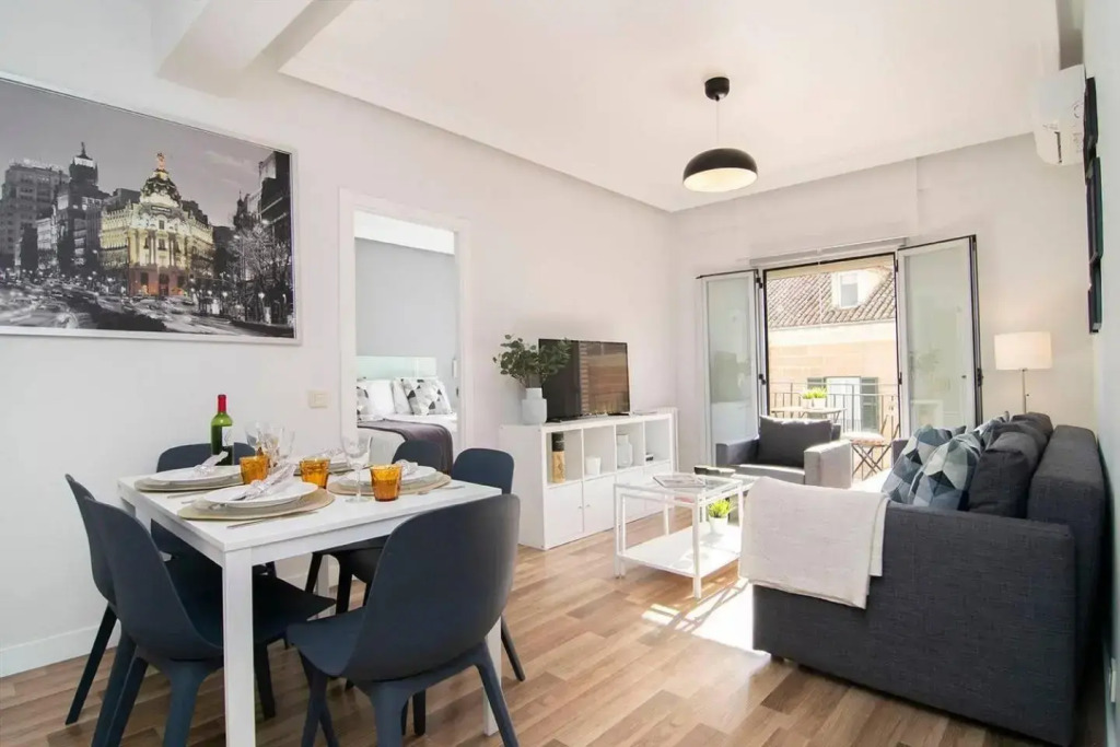 Sunny Apartment at the foot of Royal Palace by Batuecas