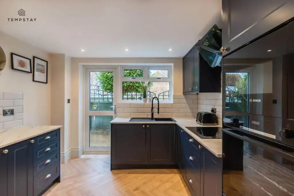 Stylish Home with Free Parking - 10 Mins To Legoland!
