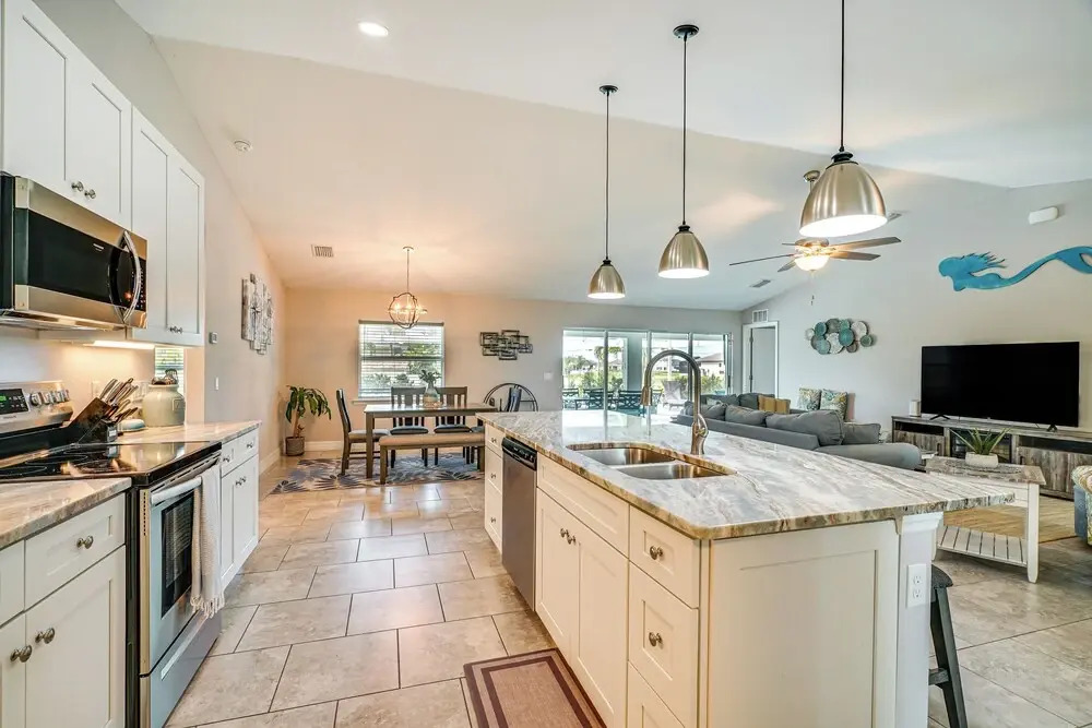 Cape Coral Home w/ Lanai ~ 7 Mi to Marina!
