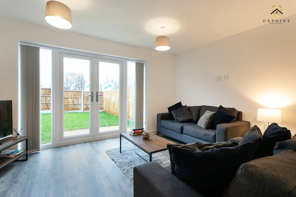 Spacious 3 Bed House with Parking & WiFi
