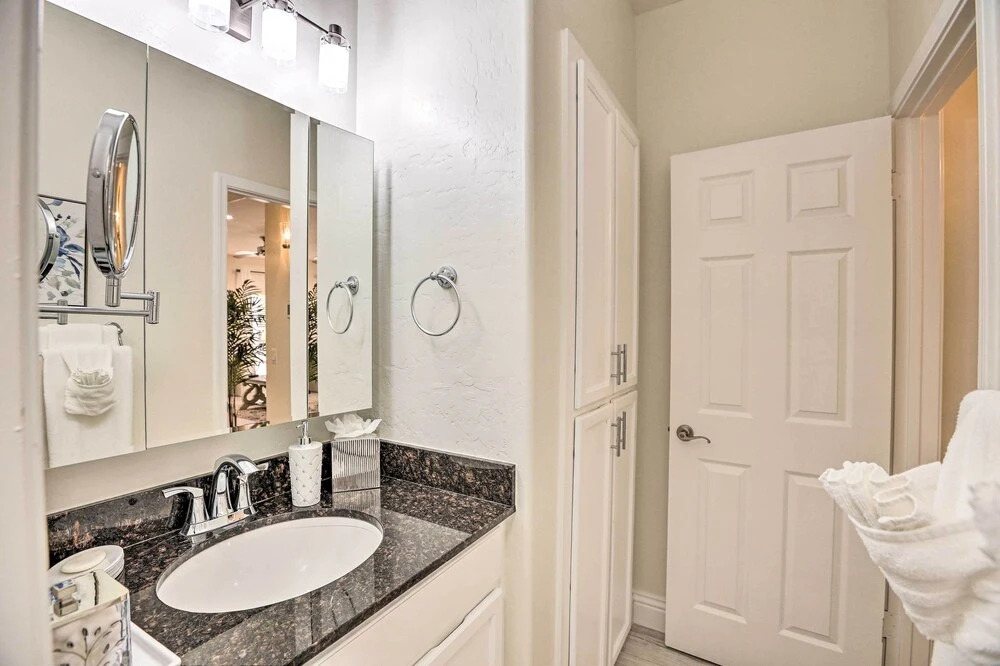 Bright Scottsdale Condo w/ Patio: 8 Mi to Old Town