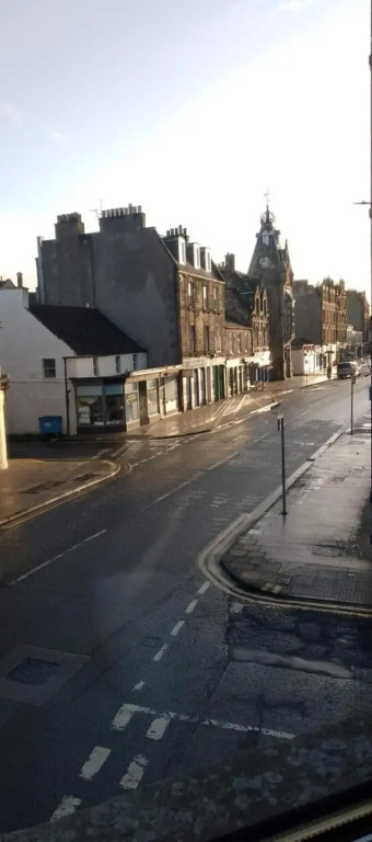 Edinburgh TWO BEDROOM apartment with free side street parking 24 hours