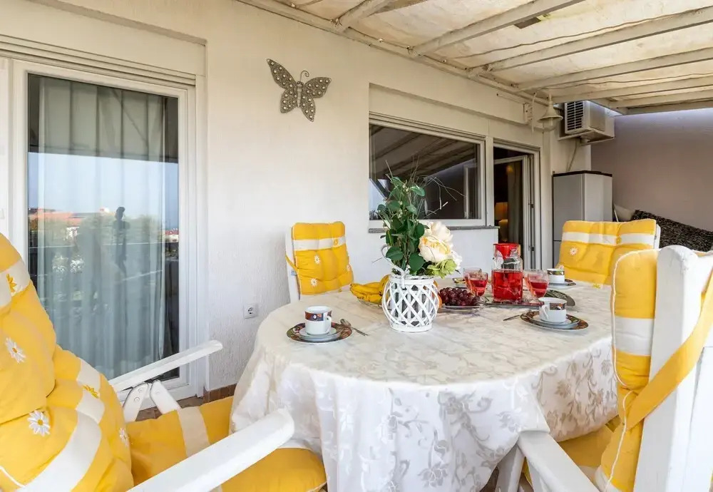 Deluxe Apartment Sandra 1200m From Beach