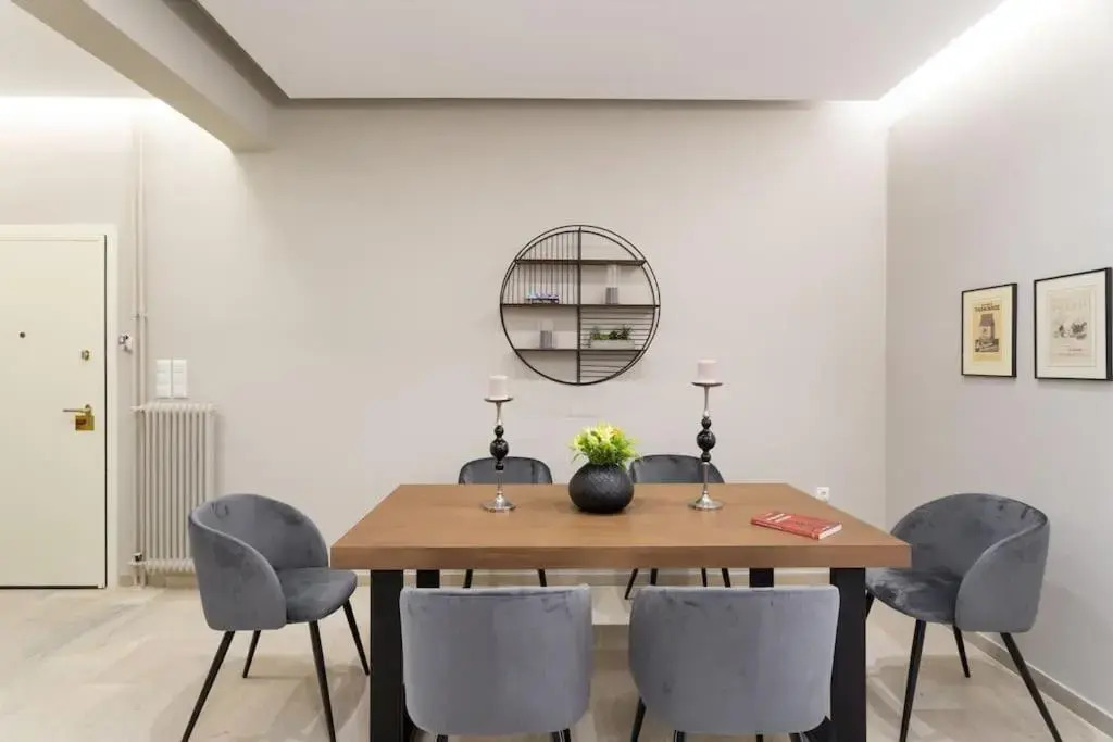Deluxe 3-BDRM Urban-industrial Apt at Acropolis
