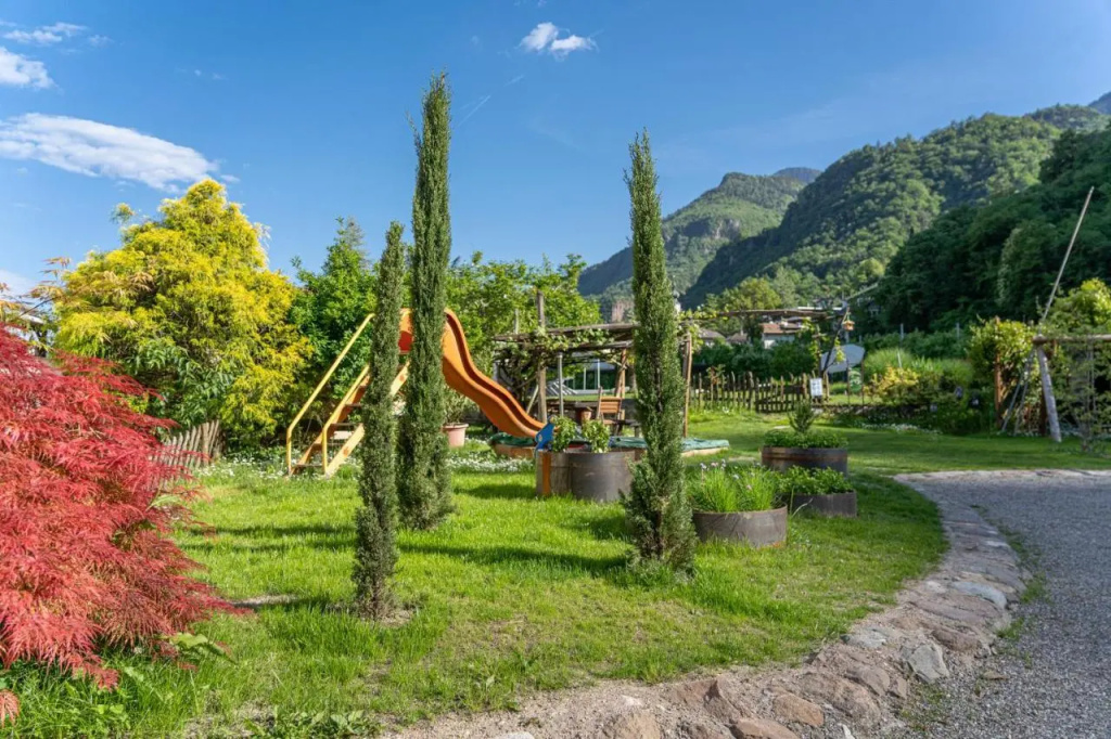 Kreuzwegerhof Nals - Apartments with Pool and Air Conditioning near Merano & Bolzano