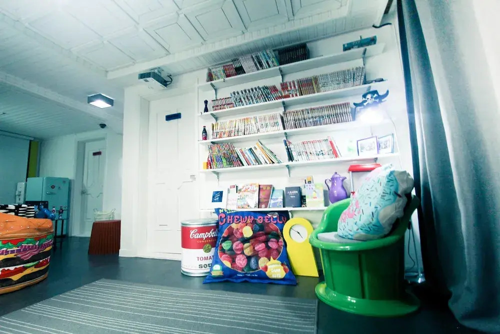 Travelholic Guesthouse - Hostel