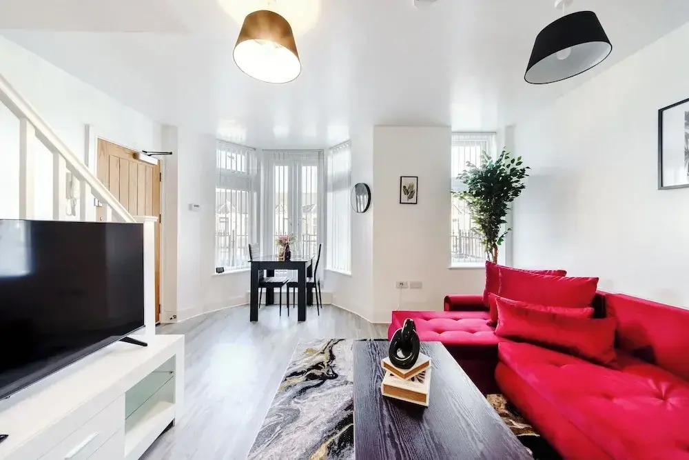 Whitchurch 2 Bedroom Flat near Hospital