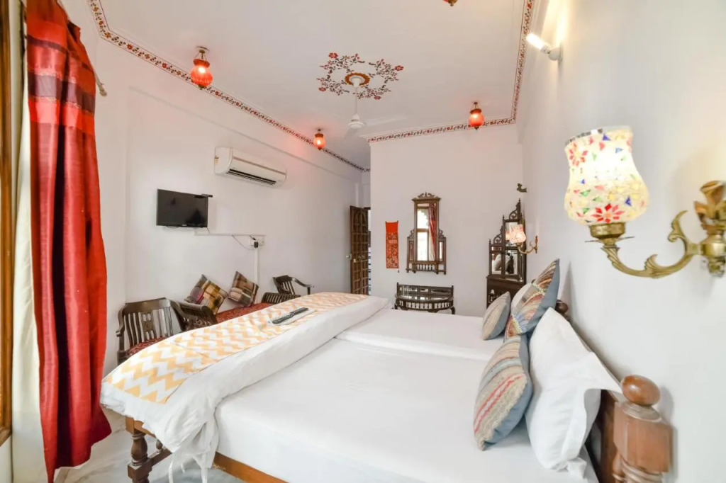 Hotel Devraj Niwas on Lake Pichola
