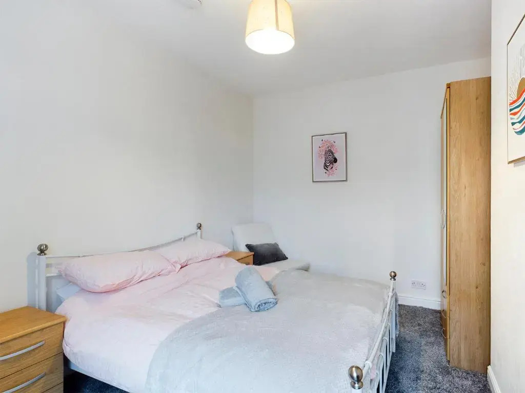 Cheerful 3 bedroom home with free parking and WIFI