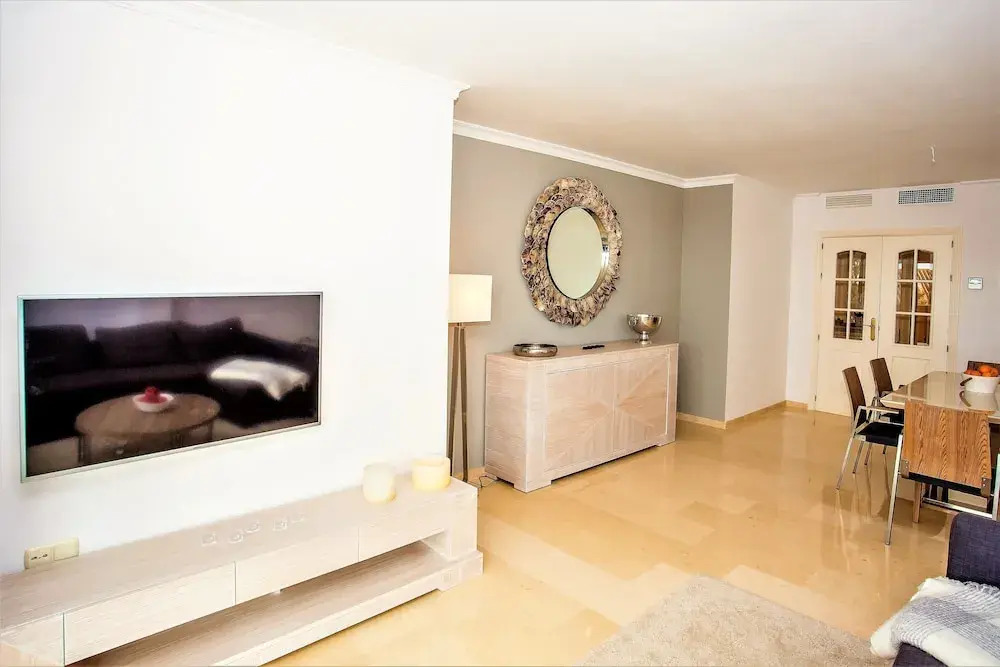 Beautiful and Spacious, 3 bedroom apartment LA23