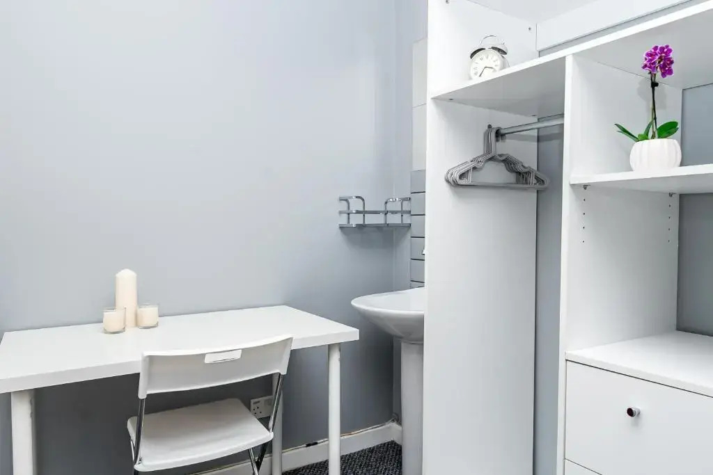 Shirley house 2, Self Catering Guest House, Self Check in, Smart locks, 10 min Walk to Southampton General, Aspire and Princess Anne Hospitals, Access to Fully Equipped Kitchen, Excellent Transport Links, Ideal for Longer Stays and Hospital Shifts