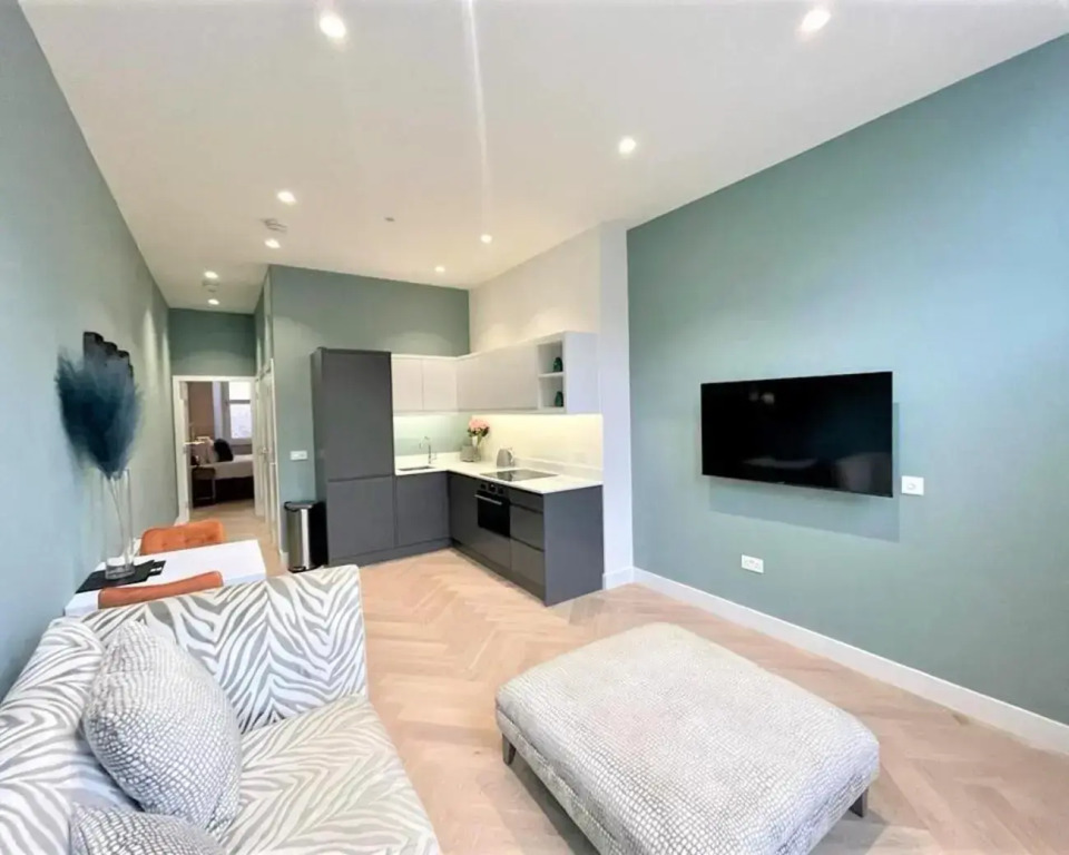 Trendy and Newly Reno'd 1 Bed Nr The Meadows