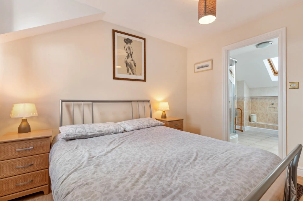 Arcadia House - Lovely Apartment Close to Beaches Harbour and Town Centre