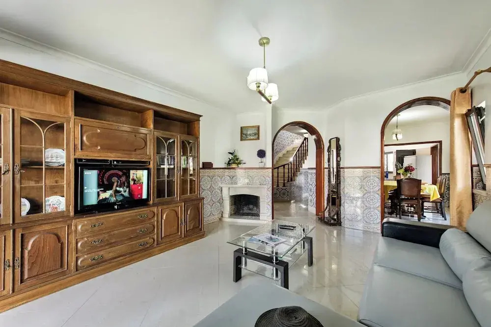 Residential cul-de-sac walking distance to centre, private pool, free AC wifi
