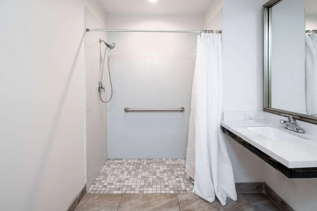 Super 8 by Wyndham Bakersfield CA Near Airport
