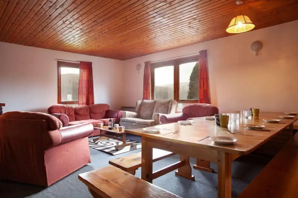 Snowgoose Apartments & Bunkhouse