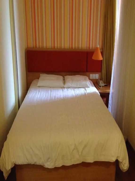 Home Inn Guiping Xishan Bus Center