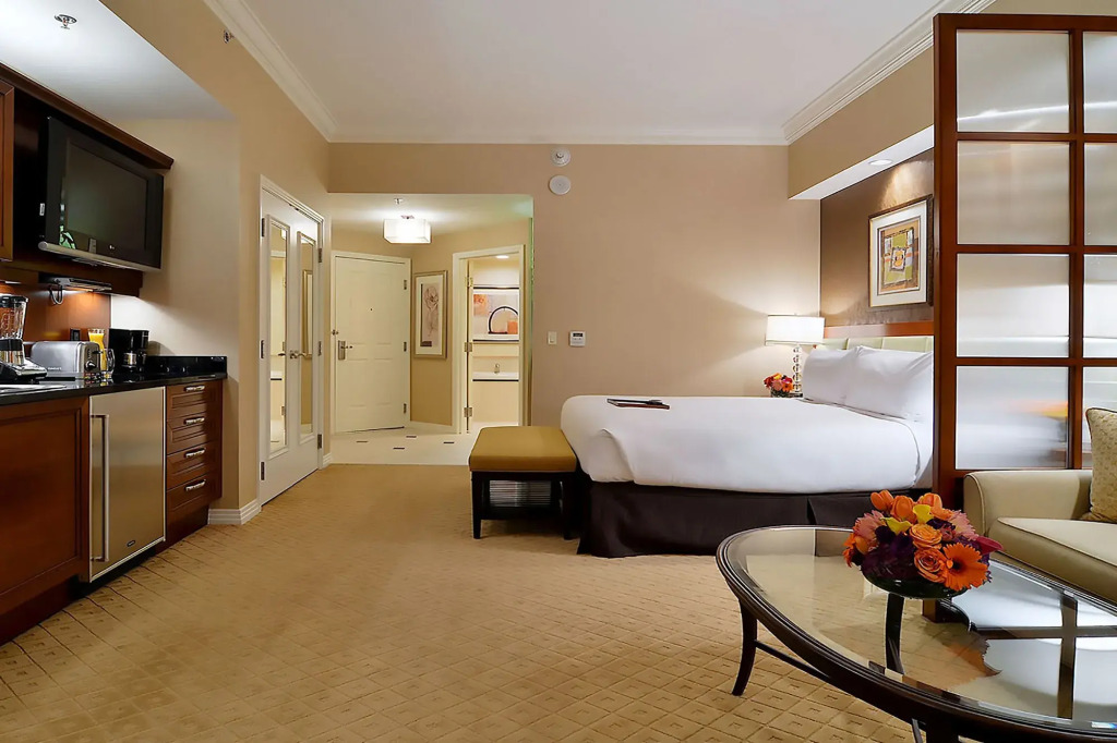 888 Two Bedroom Three Bath Suite at Signature Condo Hotel