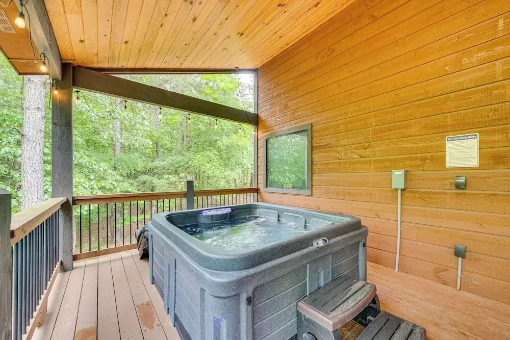 Modern, Luxe Cabin in Broken Bow w/ Hot Tub!