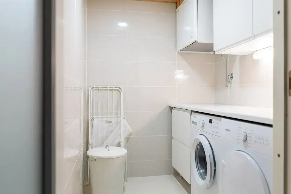 Luxurious 3-Br Apt with Balcony