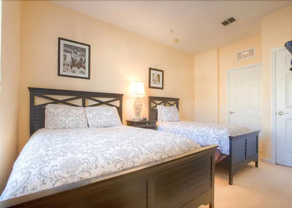 Gorgeous Top-Floor Condo w Private Balcony