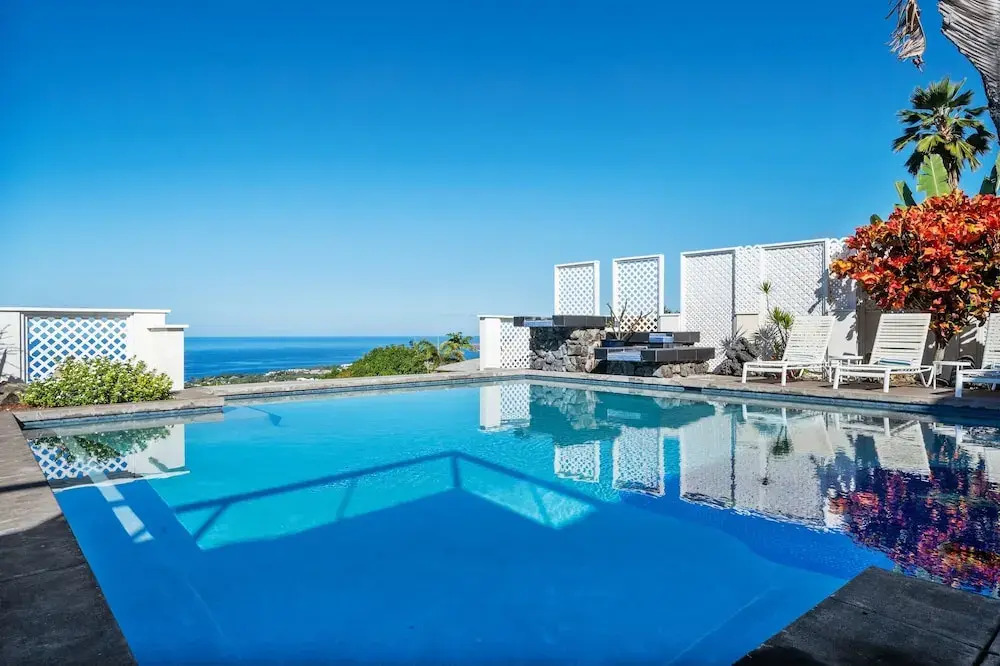 Kona Wa'a Paradise Getaway
