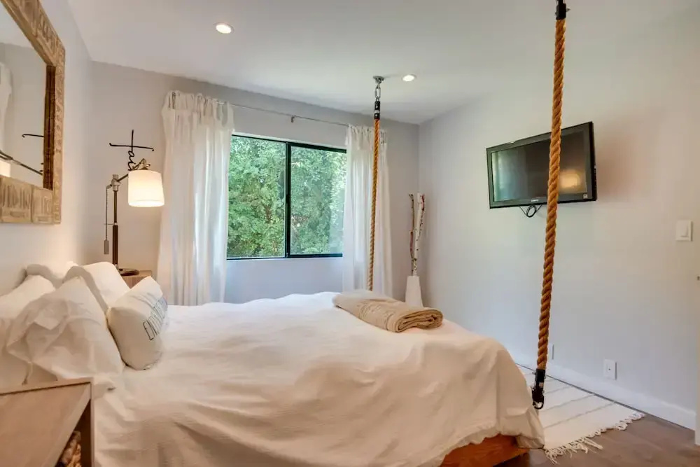 Malibu Retreat w/ Balcony & Mountain Views