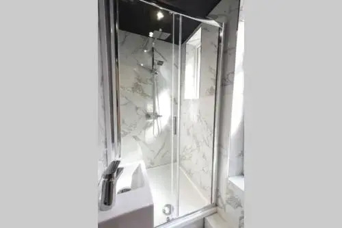 Casa Jungle Slps 20 Mcr Centre Hot tub, bar and cinema Room Leisure suite