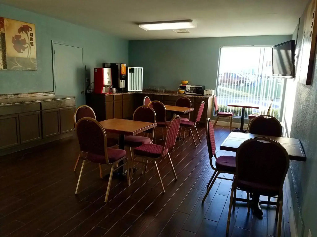Blue Way Inn & Suites Wichita East
