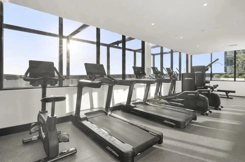 Elegant 2-bed With Superb Views & Amenities