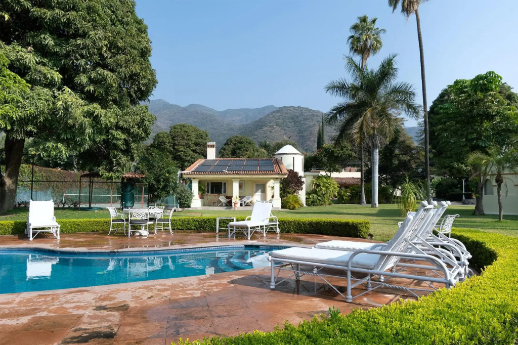 Casa con Alberca Frente al Lago Lakefront House one Step Away From the Melacon