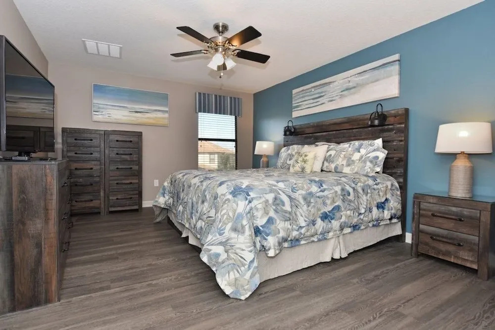 Champions Gate Near Disney Privacy In Back! 6 Bedroom Home by RedAwning