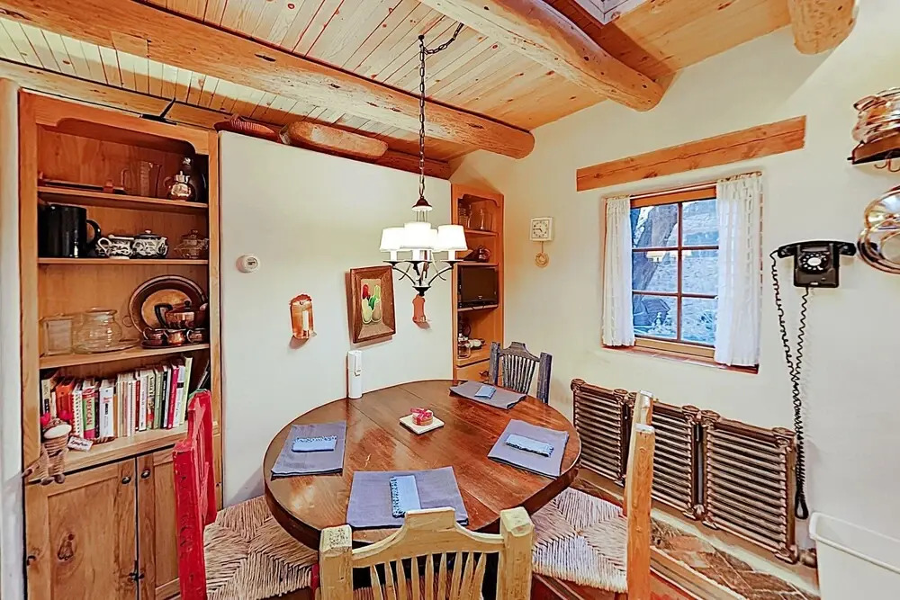 Delightful Home W/ Courtyard, Hot Tub & Fireplaces Home