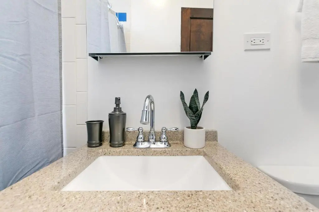 Bright Spacious Apt, Comfy King Bed, 5 Location