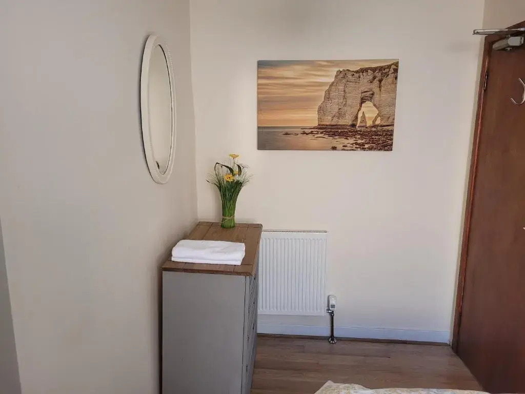 Large 5 bed town-centre home close to the beach, sleeps 9